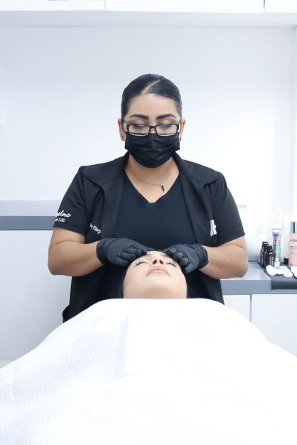 Servicio de limpieza facial profunda + Hollywood Peel by Oneline Spa